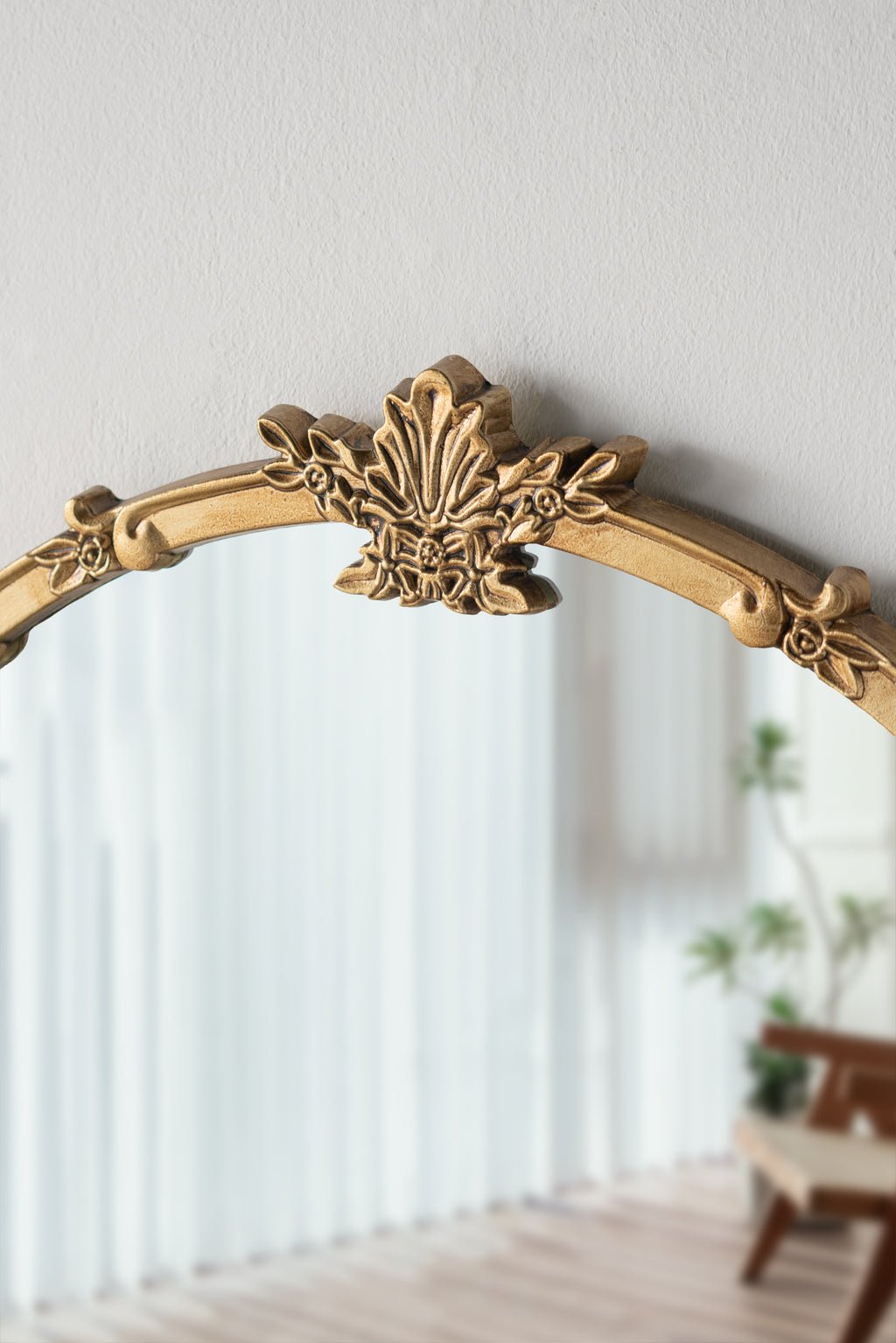 30x31" Round Wall Mirror With Luxurious Rococo Design