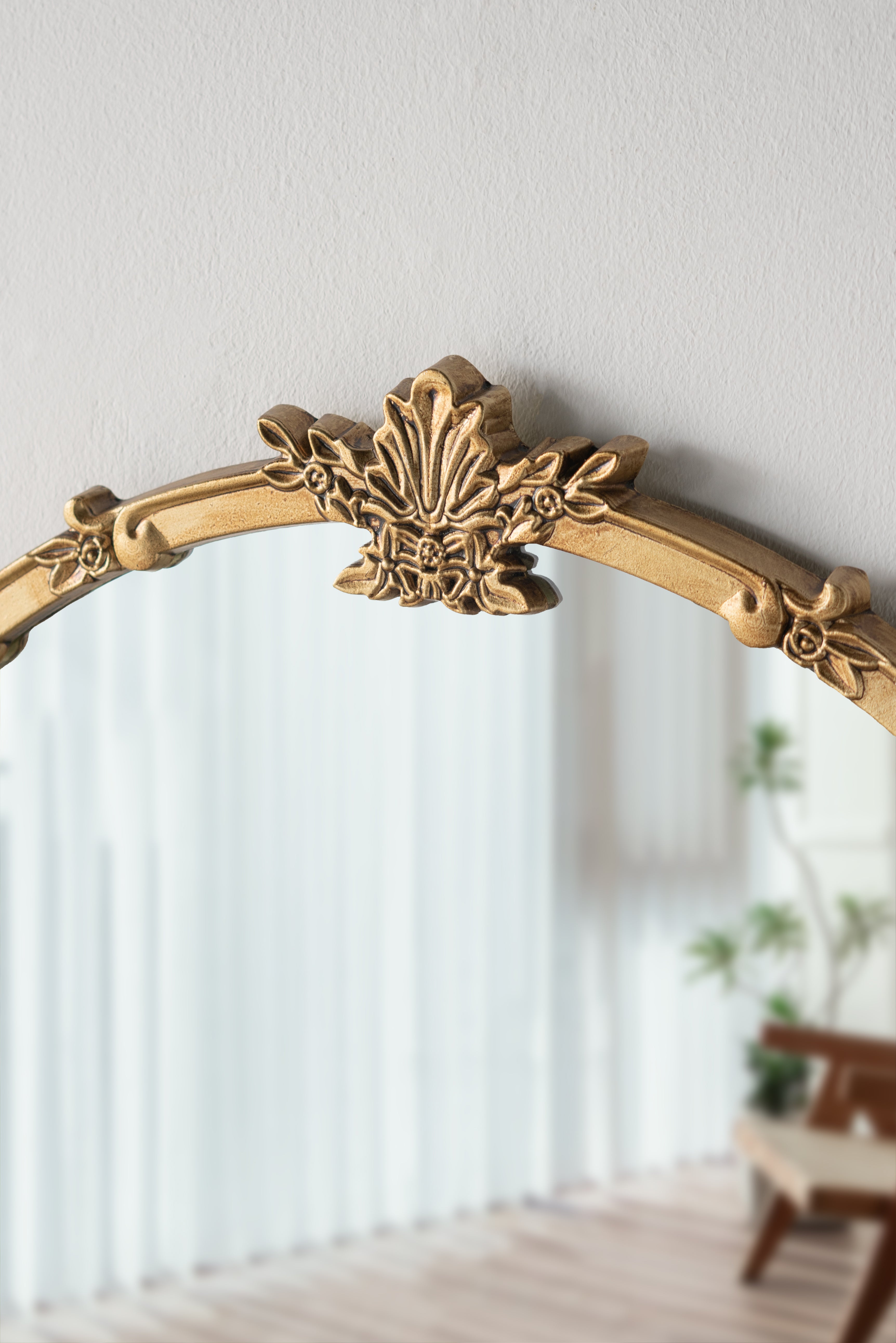 30x31" Round Wall Mirror With Luxurious Rococo Design