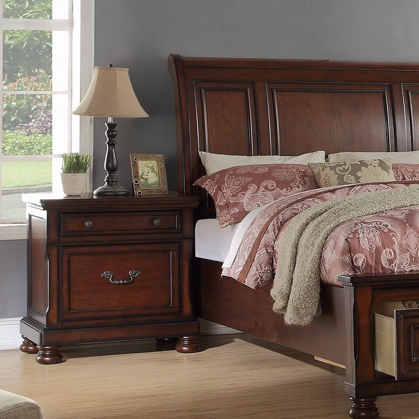 Traditional 3pc Set Queen Size Bed with Nightstands