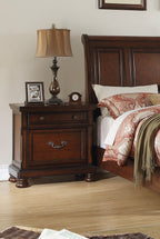 Traditional 3pc Set California King Size Bed & Nightstands