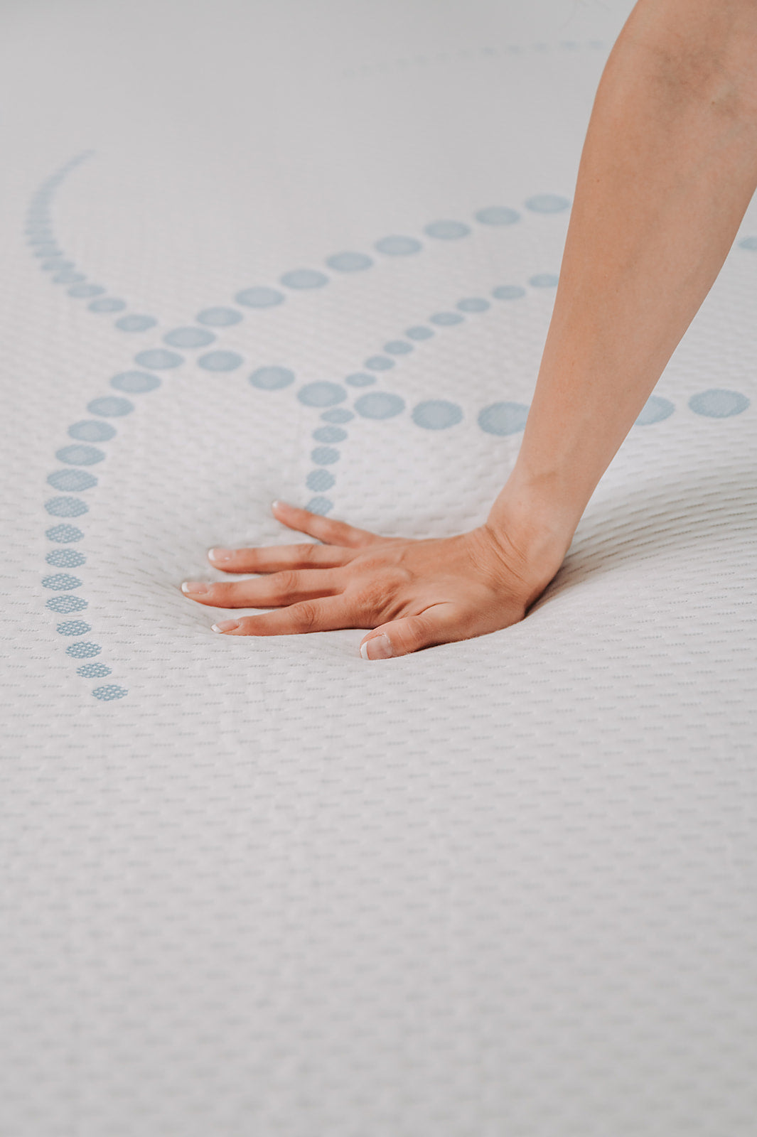 Omne Sleep 8 Inch Memory Foam Mattress Queen in White/Light