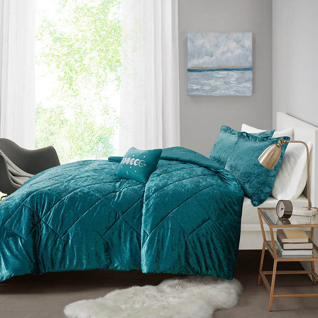 Full/Queen Velvet Comforter Set with Throw Pillow