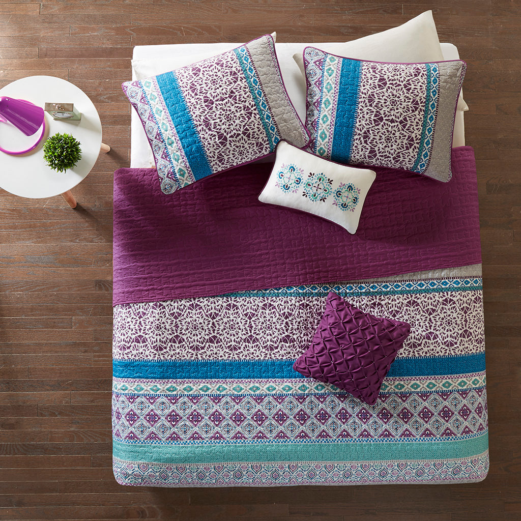 Full/Queen Reversible Quilt Set with Throw Pillows