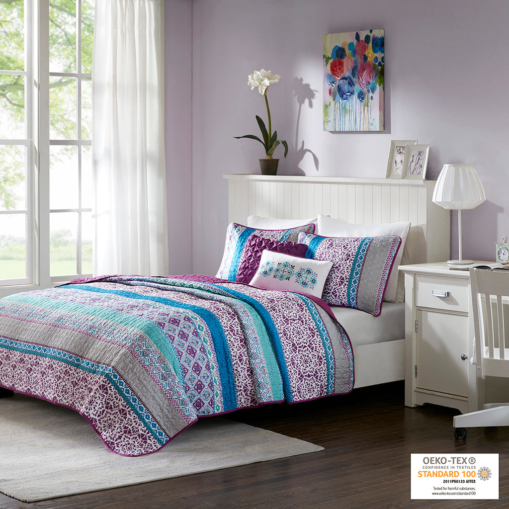 Full/Queen Reversible Quilt Set with Throw Pillows