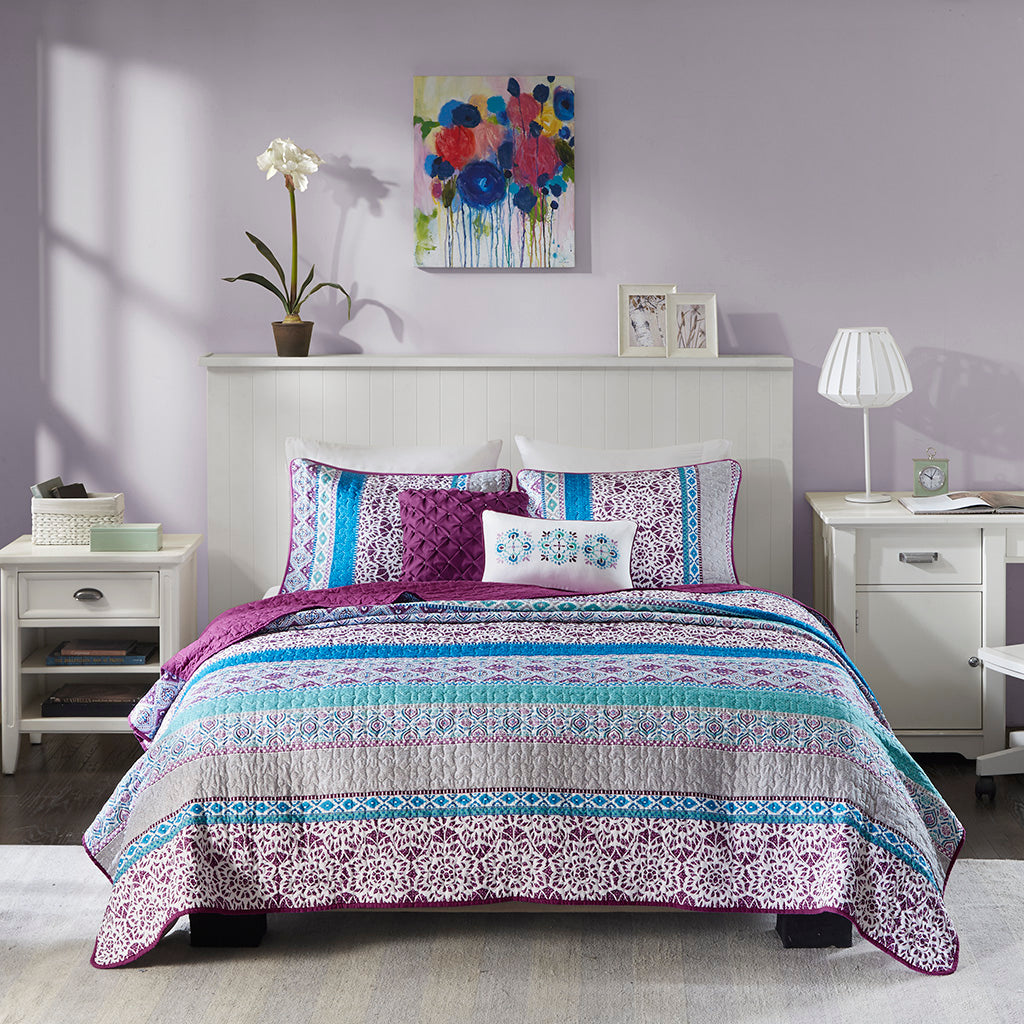 Full/Queen Reversible Quilt Set with Throw Pillows