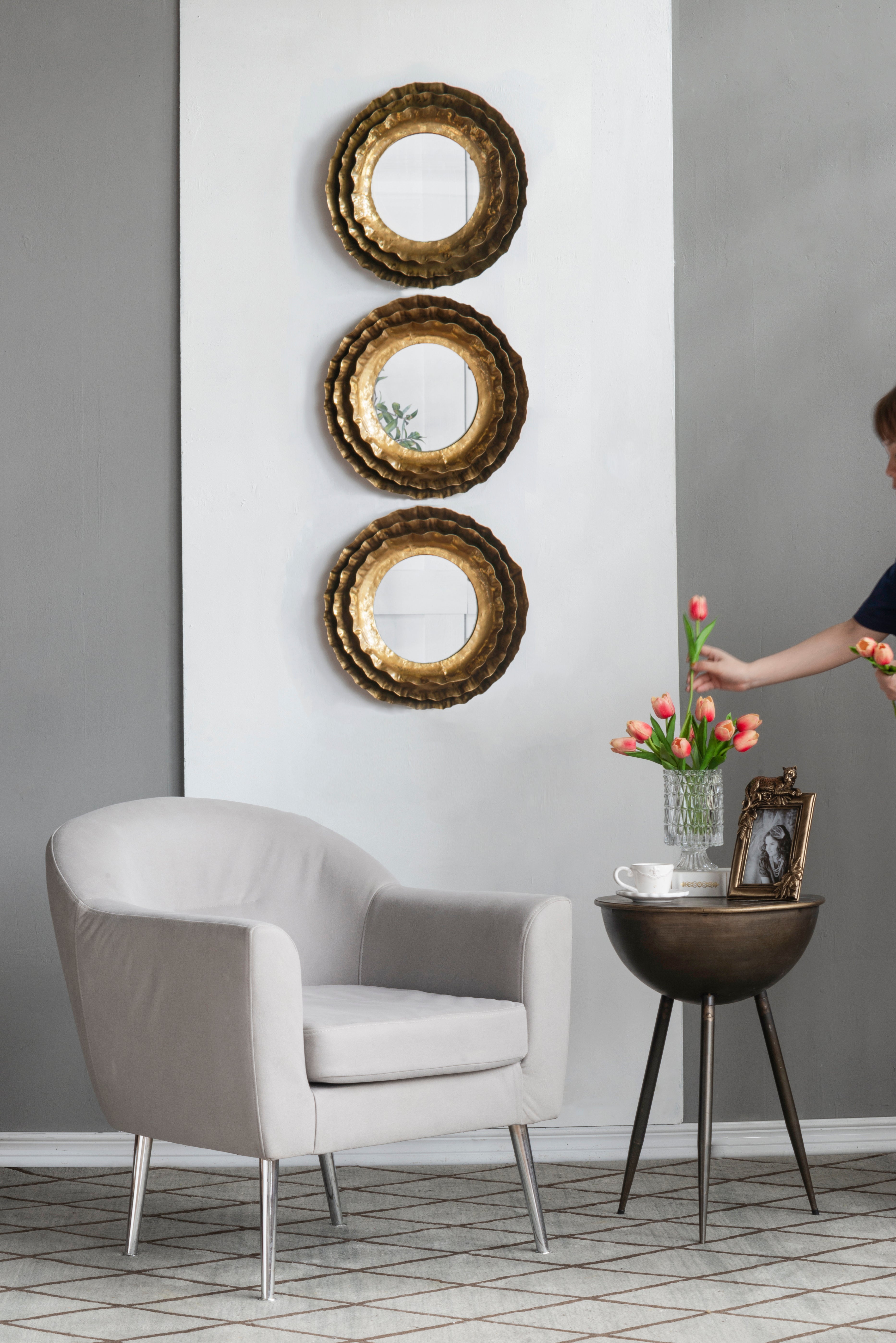 16" Round Wall Mirror with Vintage Style