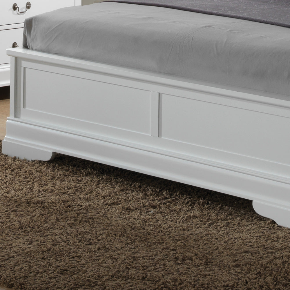 Elegant Traditional Full Bed in Crisp