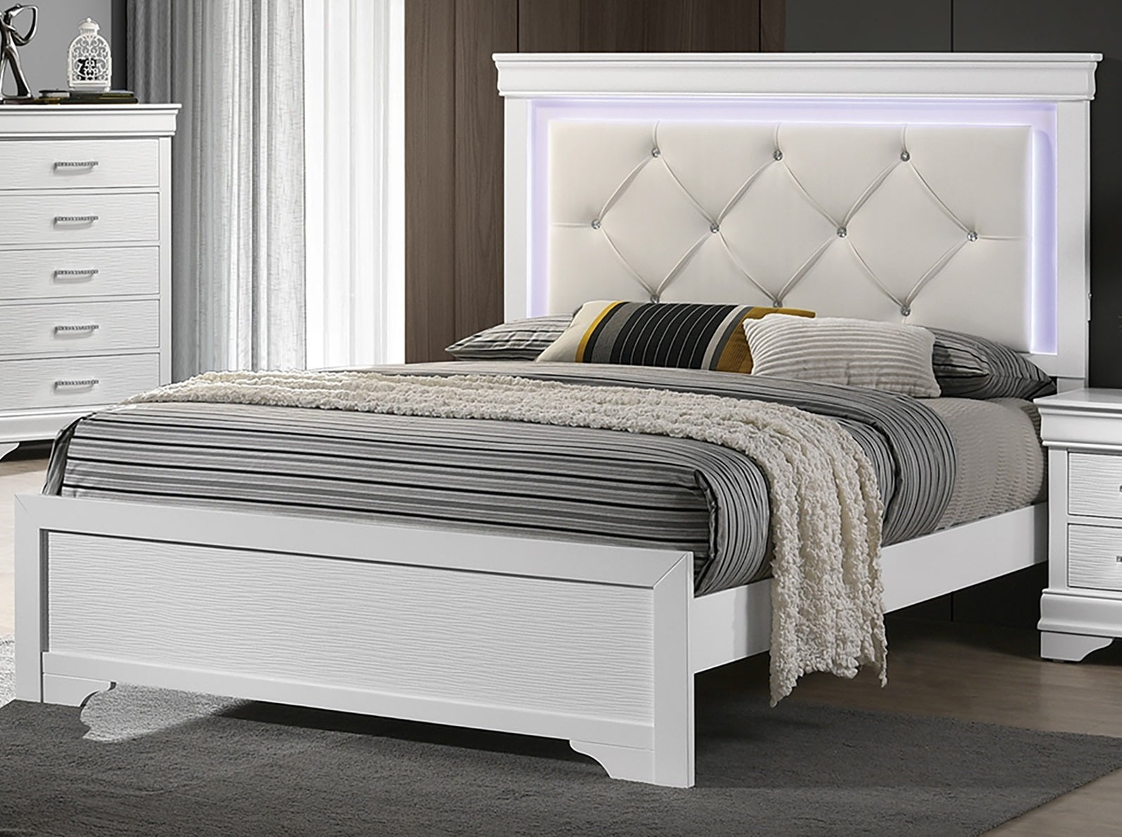 White Faux Leather Tufted HB 3pc Bedroom Set
