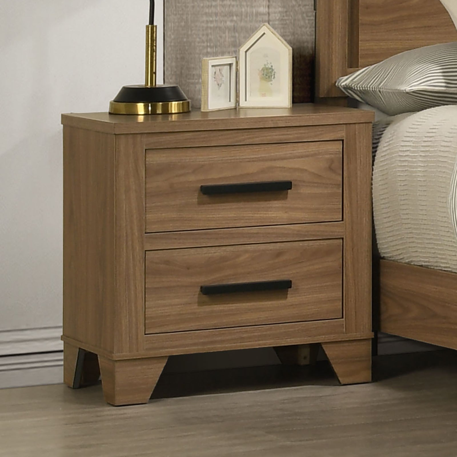 Walnut / Chestnut 3pc Queen Size Bedroom Set with Nightstands