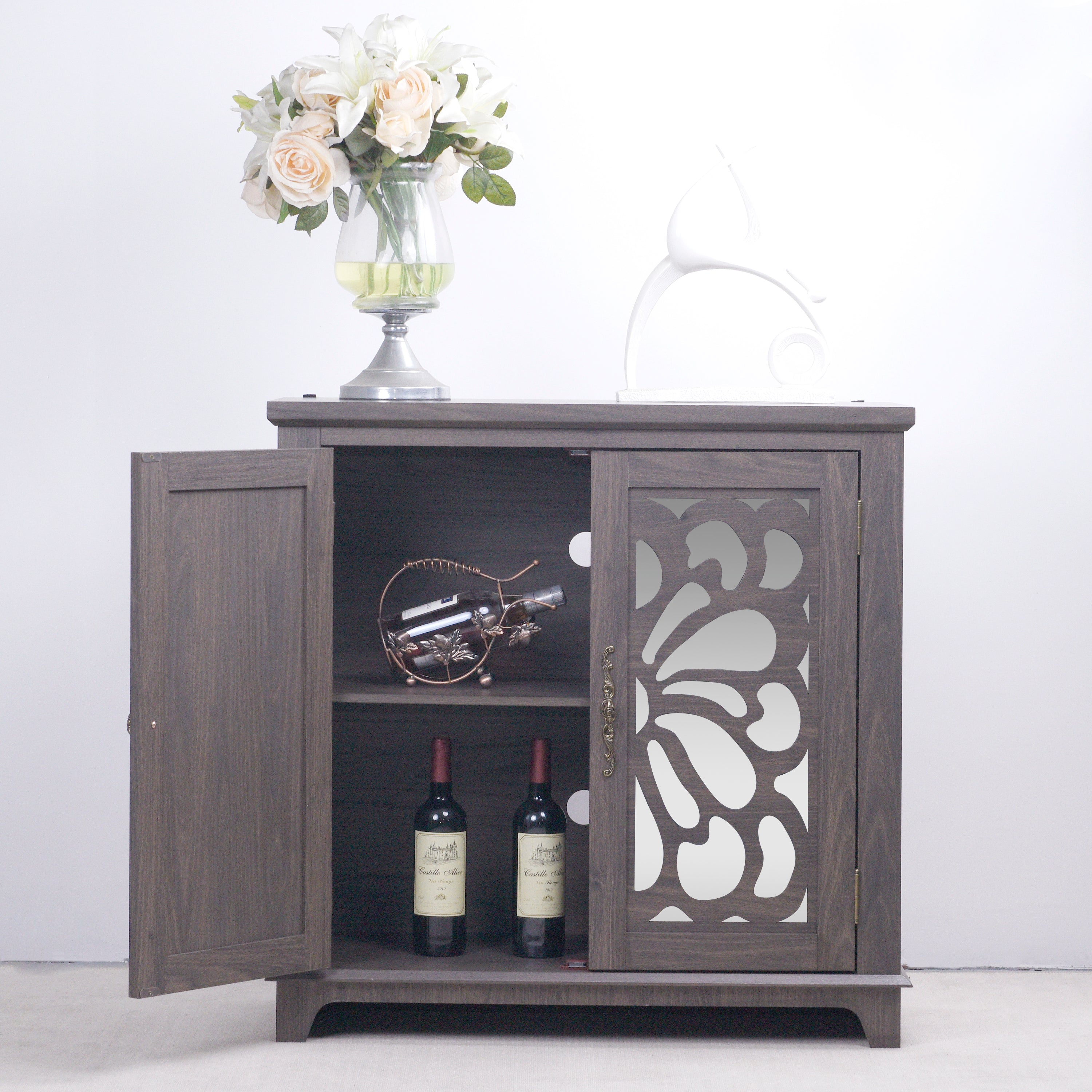 Elegant Sideboard with Mirrored Doors